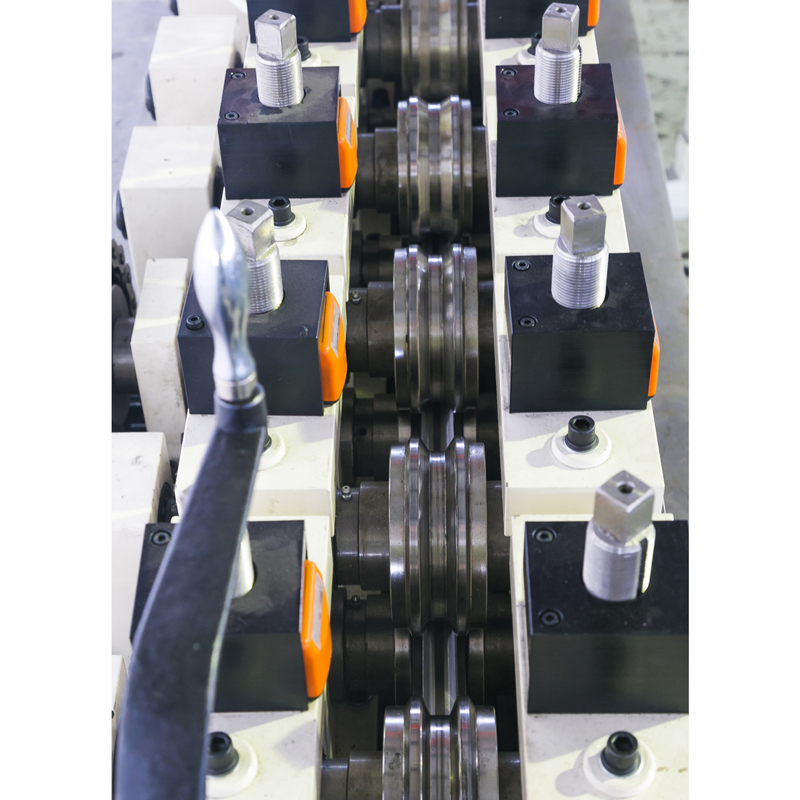 Profil métallique automatique à haute vitesse V bande de pinceau Barrel Hoop Cold Roll Forming Machine